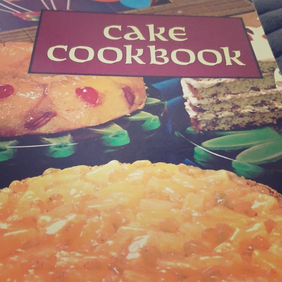 Vintage Cake Cookbook - Picture 1 of 4